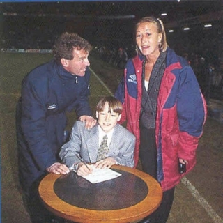 Терри подписывает свой первый контракт с «Челси»