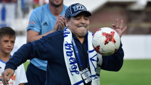 Maradonadan növbəti qalmaqal: Bu dəfə fanatını döydü