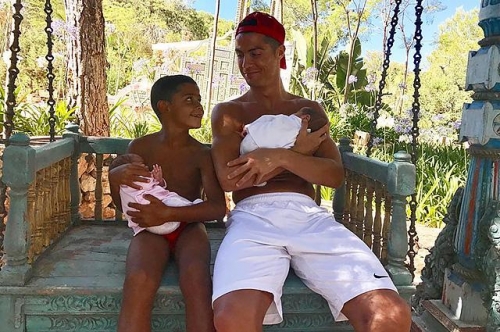 Ronaldo 2 aylıq övladı ilə fotosunu paylaşdı