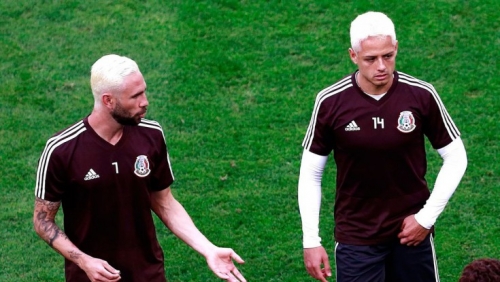 Meksikalı futbolçular saçlarını boyayıb