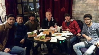 Oğuz Çetin gənclərlə restoranda yeyib-içdi