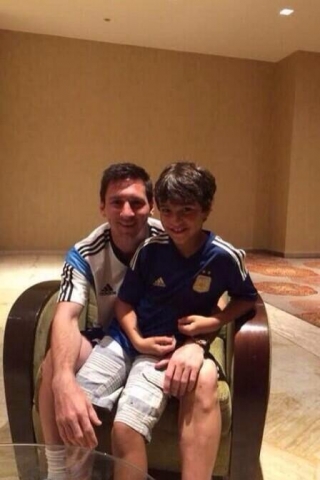 Messi görüşmədiyi uşaqı tapdı, könlünü aldı