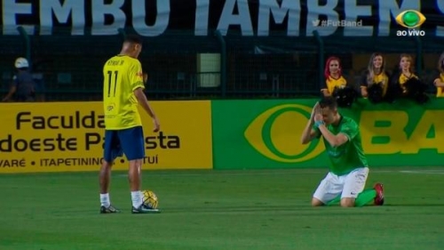 Futbolçu diz çöküb Neymara yalvardı