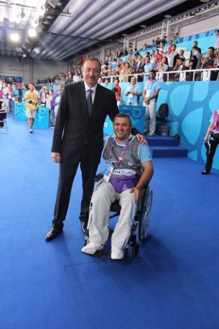 Prezident Avropa Oyunlarının könüllü fotoqrafı olan Qarabağ Qazisi ilə görüşüb